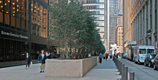 Public plaza at 140 Broadway in 2005. 